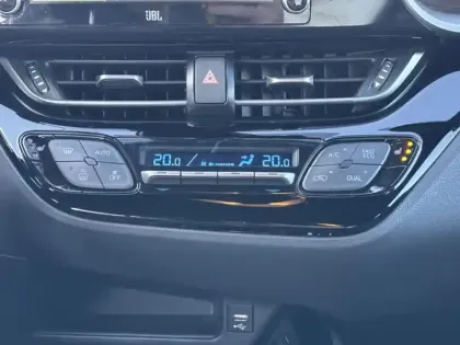 Photo 11 Toyota C-HR Hybride Première 2.0 184 ch