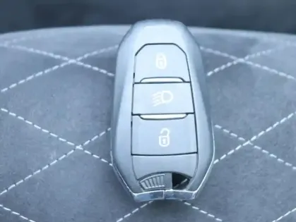 Photo 12 Peugeot 2008  e- 136ch GT Pack