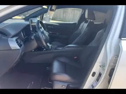 Photo 9 Toyota C-HR  122h Distinctive 2WD E-CVT RC18