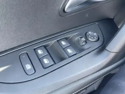 Photo 11 Peugeot 2008  1.2 Hybrid 136ch Allure e-DCS6