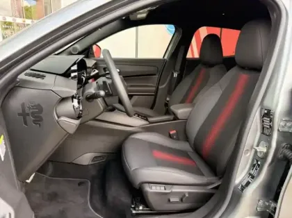 Photo 8 Alfa Romeo Junior  1.2 Ibrida 145ch Speciale e-DCT6