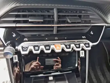 Photo 22 Peugeot 2008  Electrique 54 kWh 156 ch