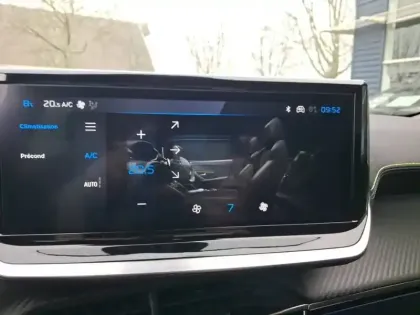 Photo 14 Peugeot 2008  Electrique 54 kWh 156 ch