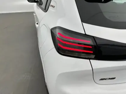 Photo 16 Peugeot 208  Hybrid 100 e-DCS6