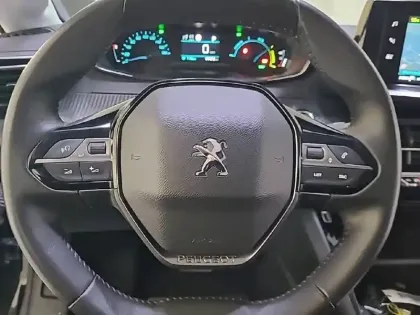 Photo 8 Peugeot 208  Electrique 50 kWh 136ch