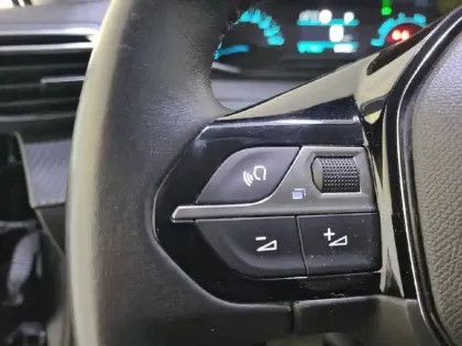 Photo 27 Peugeot 208  Electrique 50 kWh 136ch