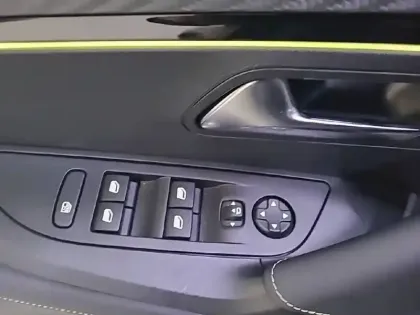 Photo 25 Peugeot 2008  Hybrid 145 e-DCS6