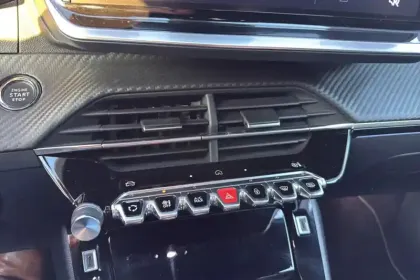 Photo 67 Peugeot 2008  Hybrid 145 e-DCS6