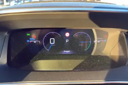 Photo 64 Peugeot 2008  Hybrid 145 e-DCS6