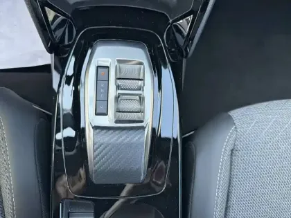 Photo 13 Peugeot 2008  Hybrid 136 e-DCS6