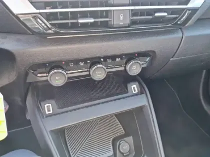 Photo 18 Citroën C4 e- 136 ch Automatique