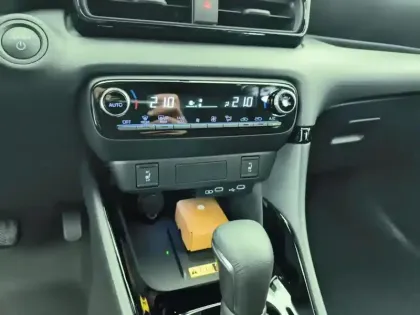 Photo 12 Toyota Yaris  Hybride 130h Collection