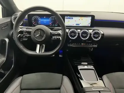 Photo 15 Mercedes Classe A 200 d AMG Line