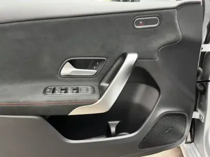 Photo 17 Mercedes Classe A 200 d AMG Line