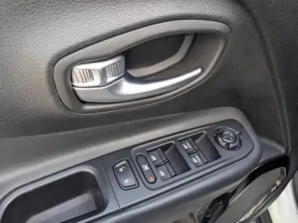 Photo 7 Jeep Renegade  1.6 MultiJet 120ch Brooklyn Edition BVR6