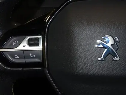 Photo 13 Peugeot 2008  e- 136ch GT