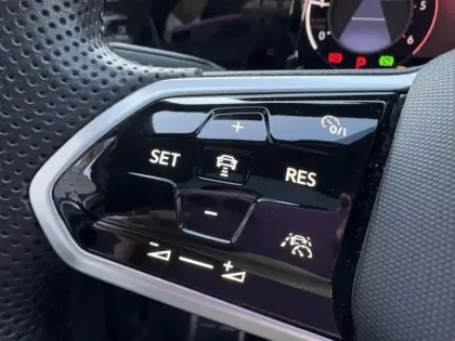 Photo 12 Volkswagen Golf  2.0 TDI SCR 150ch R-Line DSG7