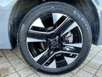 Photo 8 Peugeot 208  1.2 Hybrid 110ch Allure e-DCS6