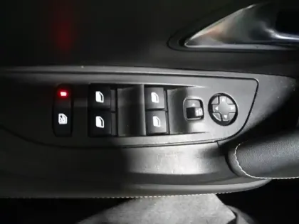 Photo 13 Peugeot 2008  e- 136ch GT