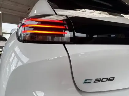 Photo 45 Peugeot 208  Electrique 54 kWh 156ch