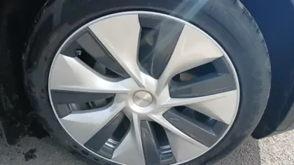 Photo 57 Tesla Model Y  Standard RWD