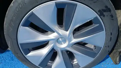 Photo 55 Tesla Model Y  Standard RWD