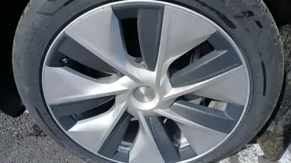 Photo 56 Tesla Model Y  Standard RWD