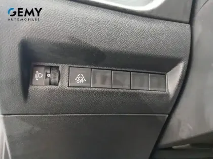 Photo 37 Peugeot 208  PureTech 75 S&S BVM5