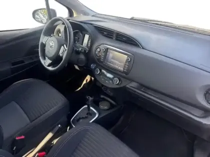 Photo 8 Toyota Yaris  100h Dynamic 5p RC19