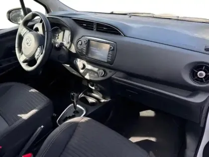 Photo 8 Toyota Yaris  100h Dynamic 5p RC19