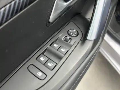 Photo 17 Peugeot 2008  Electrique 136 ch