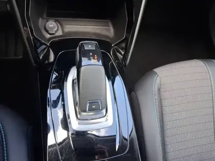 Photo 12 Peugeot 2008  PureTech 130 S&S EAT8