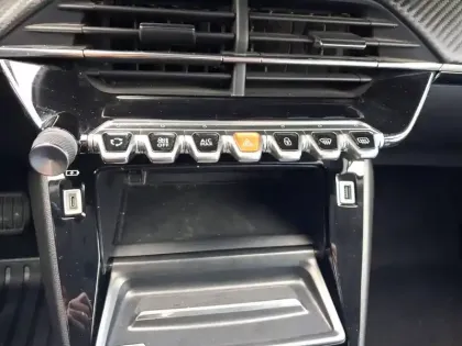 Photo 16 Peugeot 2008  PureTech 130 S&S EAT8