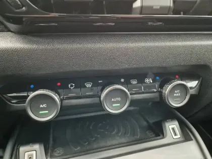 Photo 29 Citroën C4 e- 136 ch Automatique