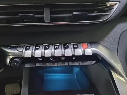 Photo 24 Peugeot 3008  Hybrid 225 e-EAT8