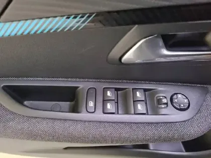 Photo 76 Peugeot 208  Electrique 50 kWh 136ch