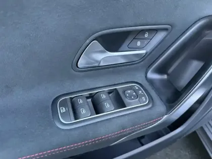 Photo 18 Mercedes Classe A 180 d AMG Line Berline / V1771