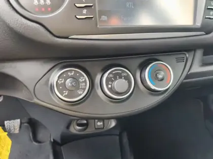 Photo 7 Toyota Yaris Gén. III Ph3 Dynamic 5