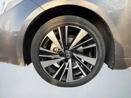 Photo 8 Toyota Corolla Hybride 1.8L 140h Design TS 140 CH D