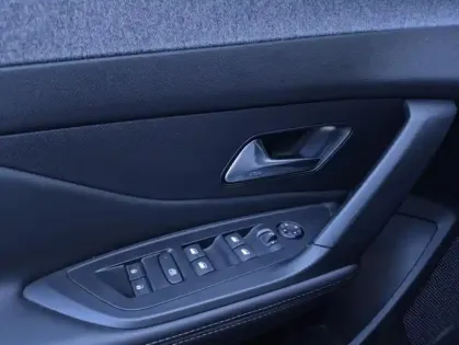 Photo 36 Peugeot 308 III BlueHDI 130 AUTO8 ALLURE