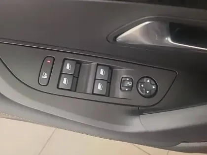 Photo 21 Peugeot 2008  PureTech 130 S&S EAT8