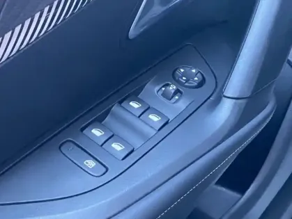 Photo 30 Peugeot 2008 II Hybrid 136 e-DCS6 ALLURE