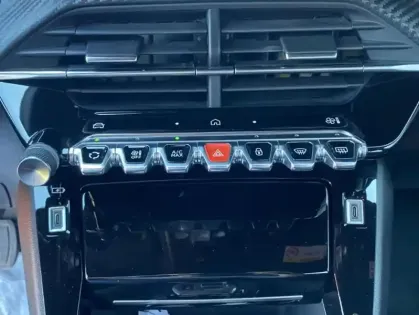Photo 29 Peugeot 2008 II Hybrid 136 e-DCS6 ALLURE