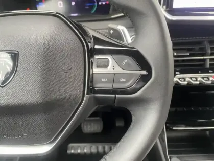 Photo 32 Peugeot 2008 II Hybrid 136 e-DCS6 ALLURE