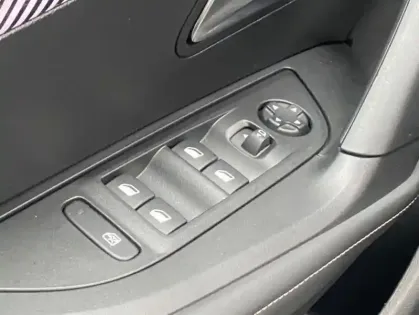 Photo 30 Peugeot 2008 II Hybrid 136 e-DCS6 ALLURE