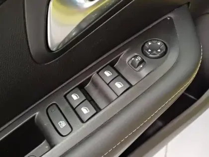 Photo 13 Peugeot 208  e- 136ch Style