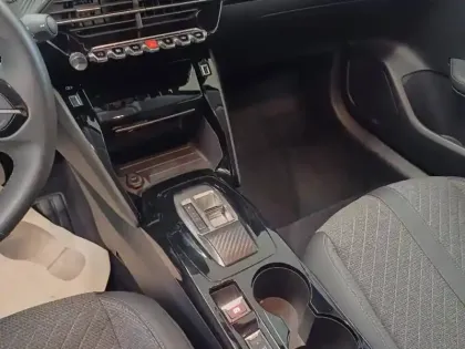 Photo 14 Peugeot 208  e- 136ch Style