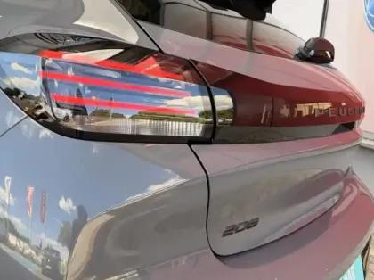 Photo 6 Peugeot 208  1.2 Hybrid 110ch Allure e-DCS6