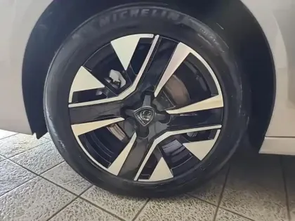 Photo 7 Peugeot 208  1.2 Hybrid 100ch Allure e-DCS6