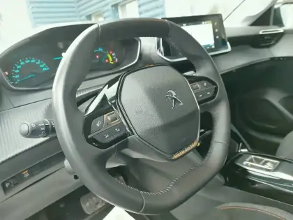 Photo 8 Peugeot 208  Electrique 50 kWh 136ch